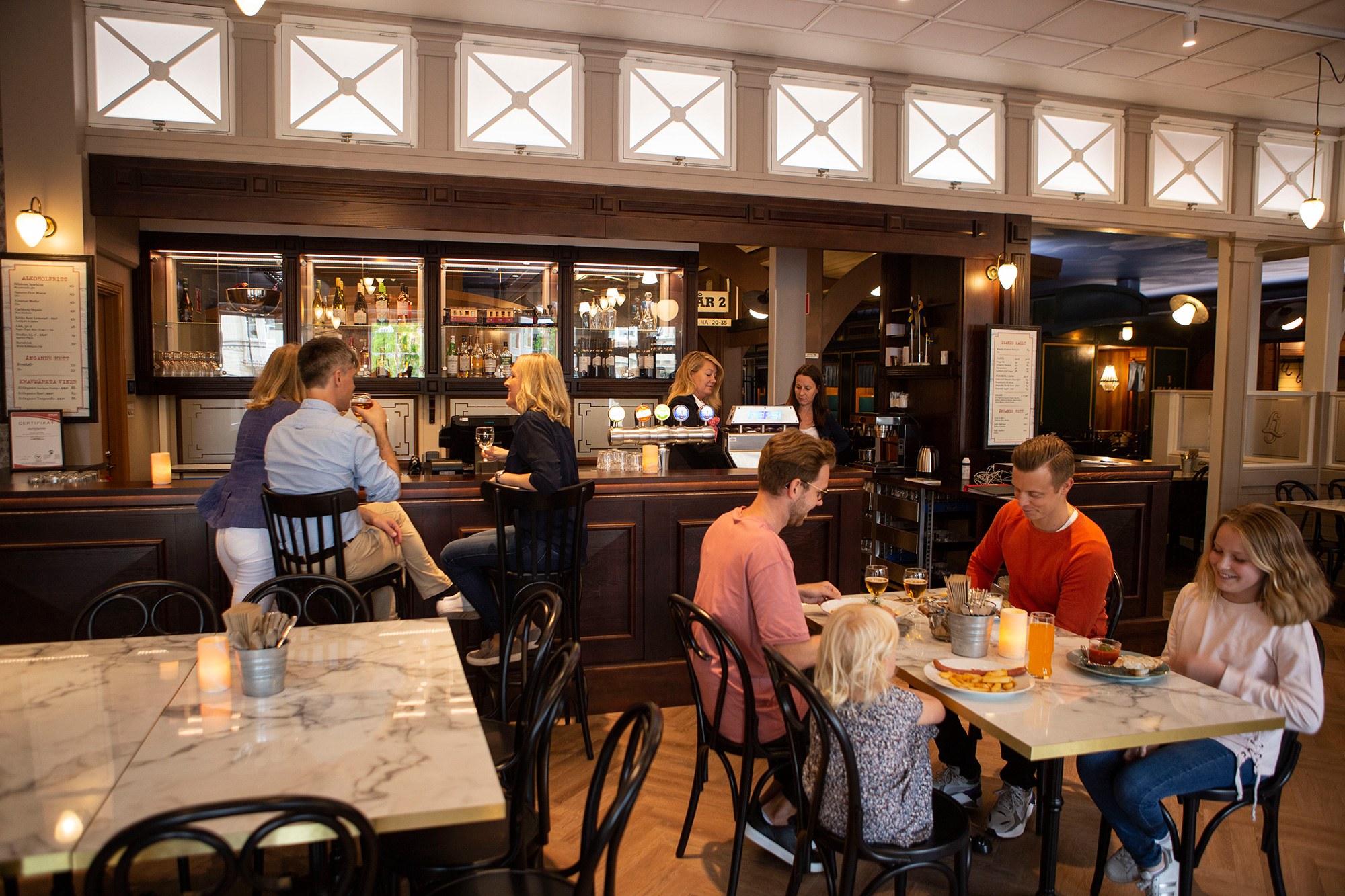 Interiörbild från Järnvägsretaurangen