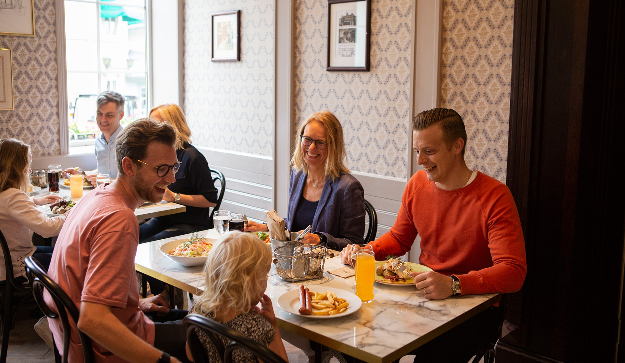 Glada matgäster på Järnvägsrestaurangen